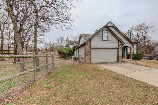 Building Photo - West Tulsa Gem! 3 Bed 2.5 Bath