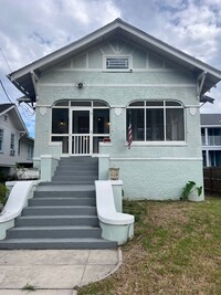 Building Photo - Renovated 3 Bedroom on Broadway!