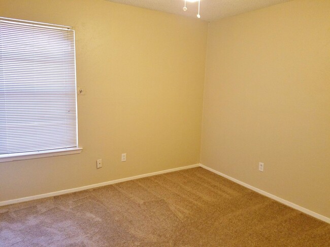 Building Photo - Updated 2 bedroom, 1 bath home is ready to...