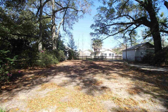 Building Photo - 3102 E De Soto St