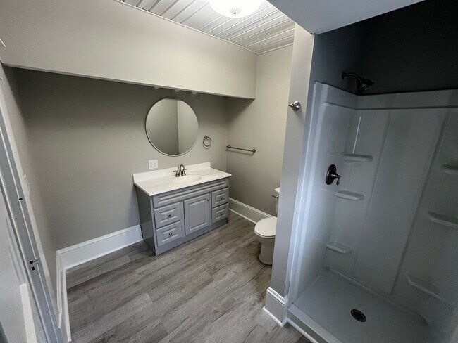 Building Photo - Spacious 3 BR home, Minutes to Medical Cen...
