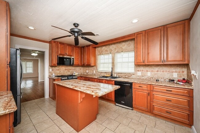 Building Photo - 416 N Houston Ave