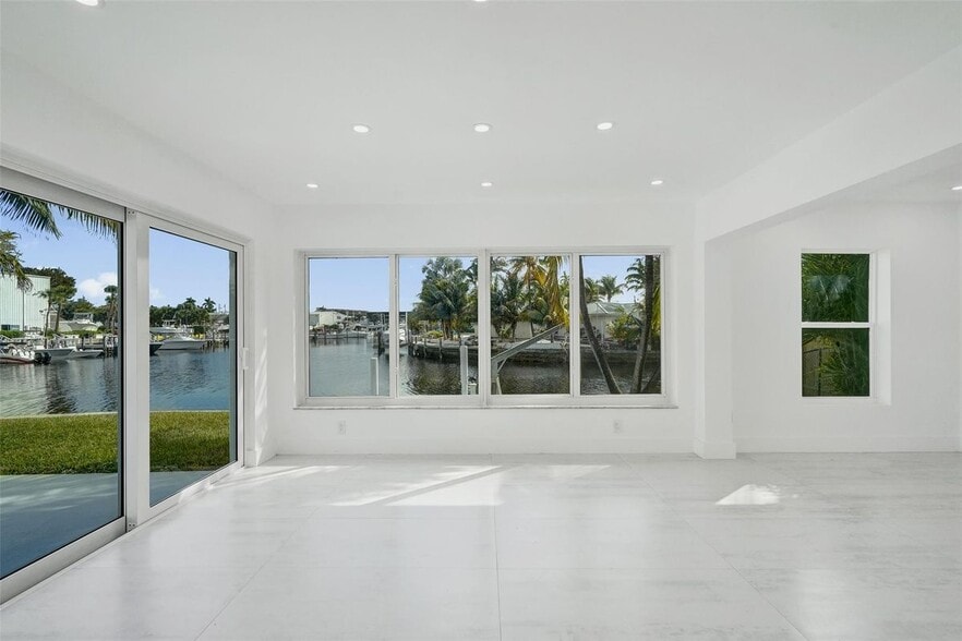 Building Photo - 1960 SE 5th Ct