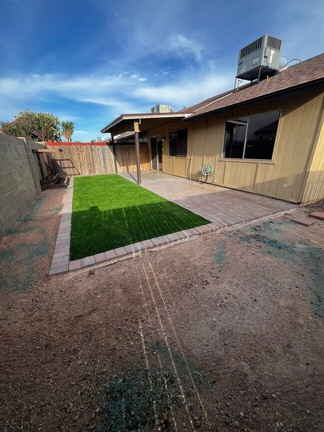 Building Photo - North Phoenix 2 bedroom Duplex
