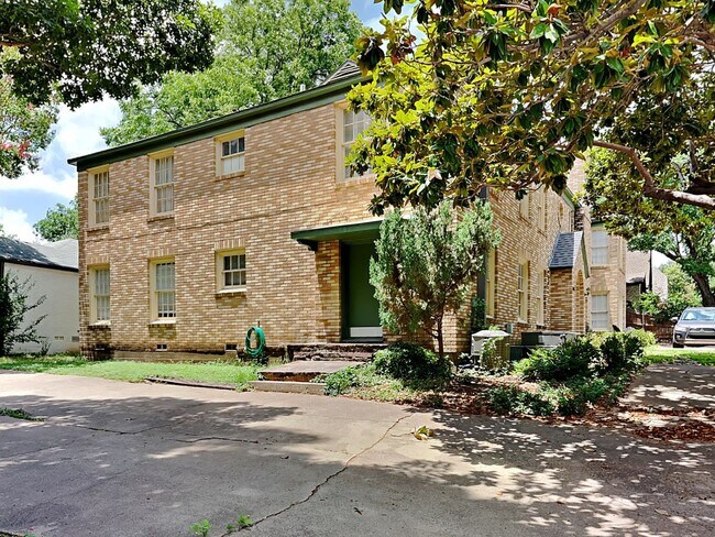 Building Photo - SUPER CUTE UNIT!