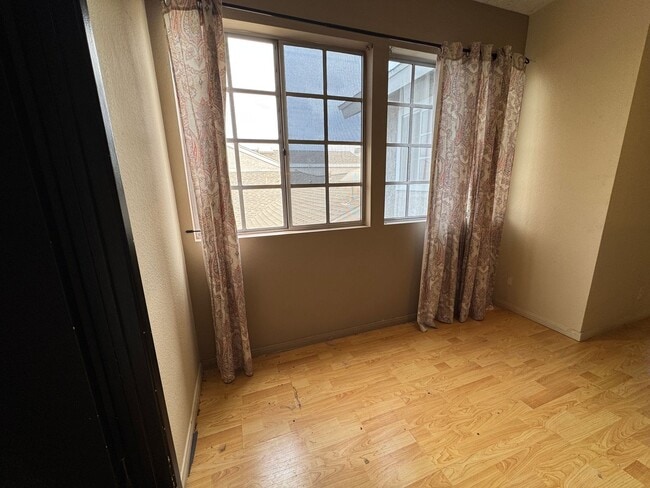 Building Photo - 2bd/2.5ba two car garage townhouse in Coro...