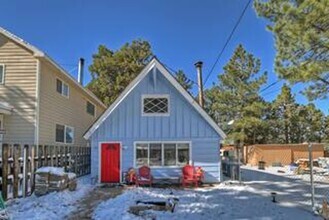 Building Photo - 2 Bedroom Lodge- Pet Friendly- Fenced Yard