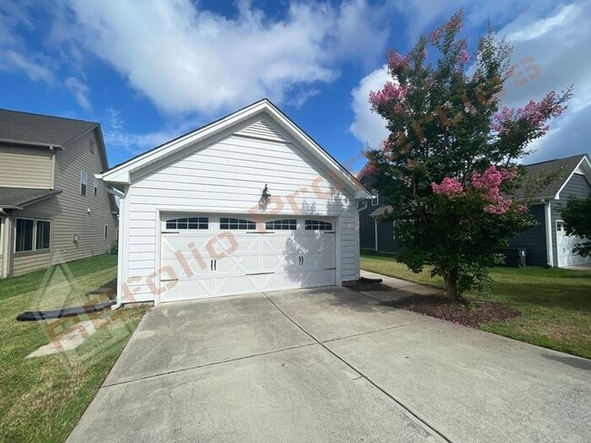 Building Photo - Lovely & Spacious 3 Bedroom, 2.5 Bathroom ...