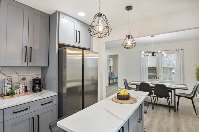 Building Photo - 366 N Hemlock Ave