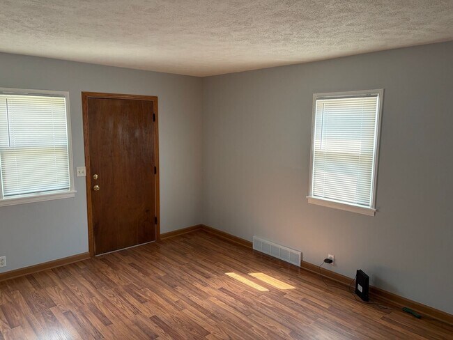 Building Photo - Newly Updated Home!