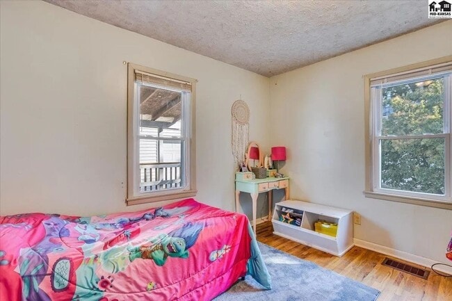 Building Photo - Beautiful 4-Bedroom, 1.5 Bathroom Home