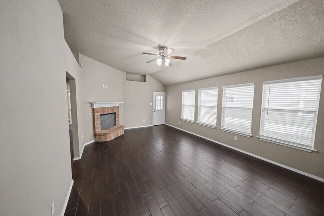 Building Photo - Spacious Single-Story Home with Solar Panels - Realtor Commission: $500