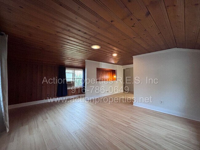 Building Photo - Central Roseville - 1 Bed, 1 Bath - New Flooring & Paint - Large Deck great for Entertaining! No ...