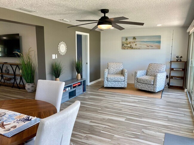 Building Photo - Completely remodeled waterfront condo!
