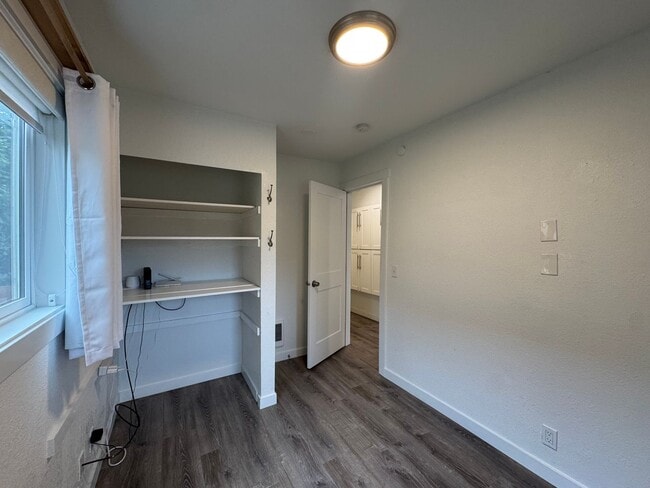 Building Photo - 527 S 50th St