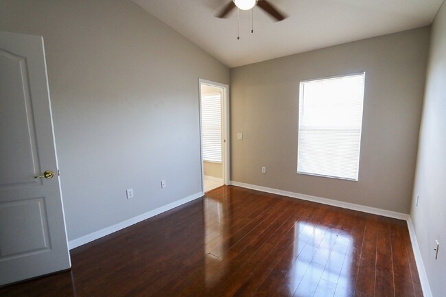 Building Photo - Spacious 3-Bedroom Townhome in Gated Kings...