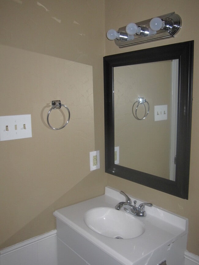 Building Photo - 2805 W Ferndale Ln