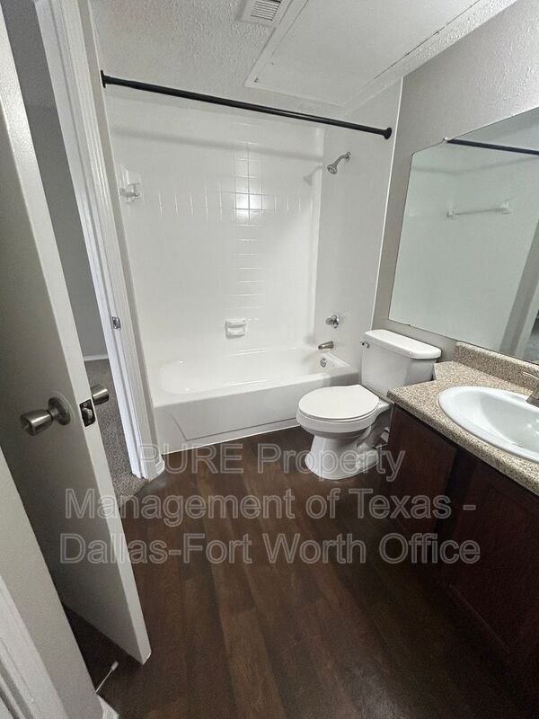 Building Photo - 18333 Roehampton Dr