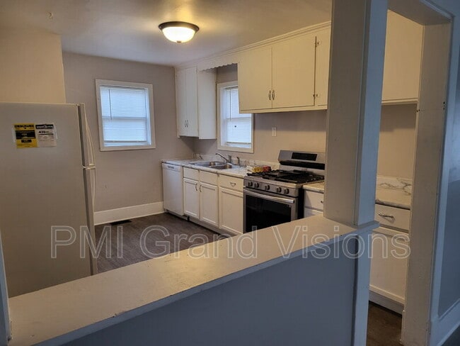 Building Photo - 1437 E Garfield Ave