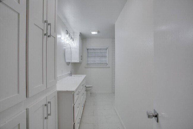 Building Photo - Pre Leasing for Fall 2026! 4/3 in Medical District