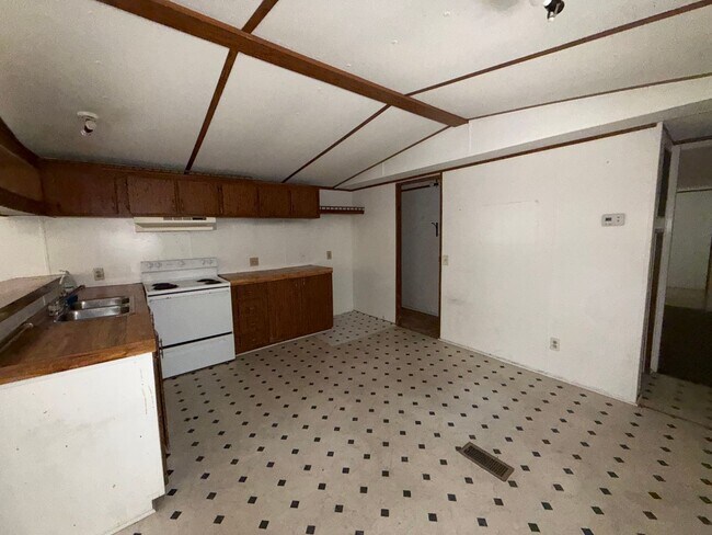Building Photo - 125 Co Rd 371