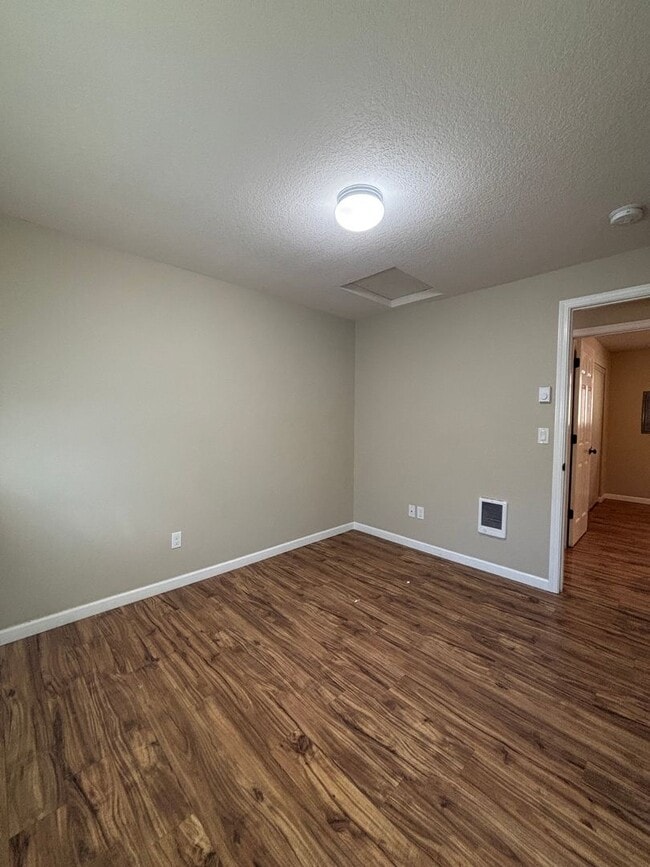 Building Photo - Located in a Desirable Area in Wilsonville 2 Bedroom Unit in a 4 Plex