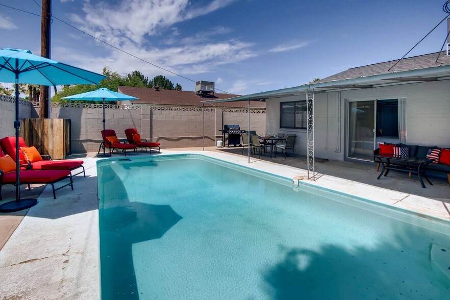 Large pool - 1608 N Sunset Dr