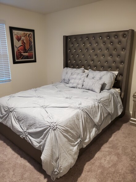 Master Bed - 1044 Paddington Dr