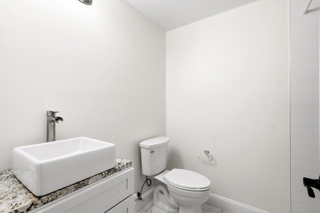 Building Photo - 5116 Shore Dr