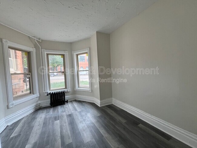 Building Photo - 214 Dupage St