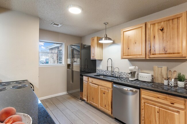Building Photo - 400 N River Oaks Dr
