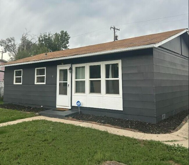 Primary Photo - Three Bedroom One Bath Bungalow near Broad...