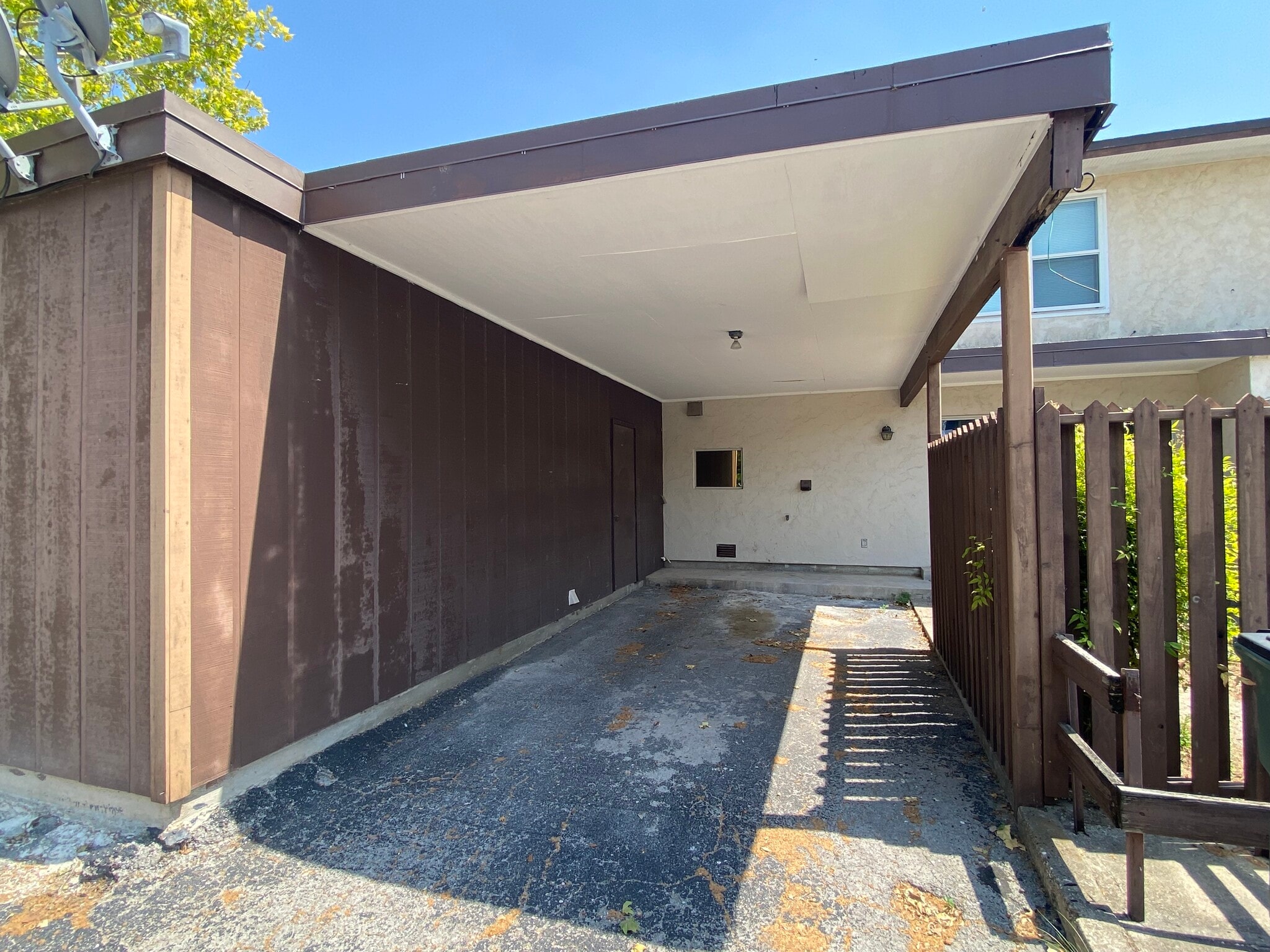 Building Photo - 100 Royal Way Dr