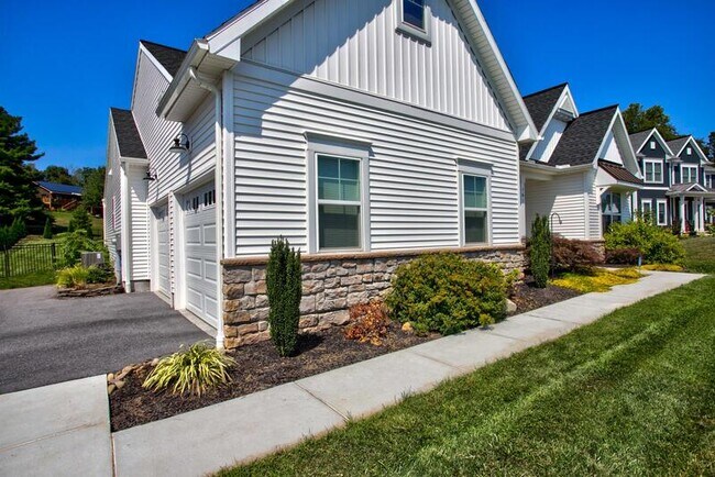 Building Photo - 161 E Valley Rd