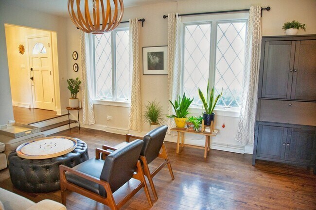 Building Photo - 2S316 Arrowhead Dr