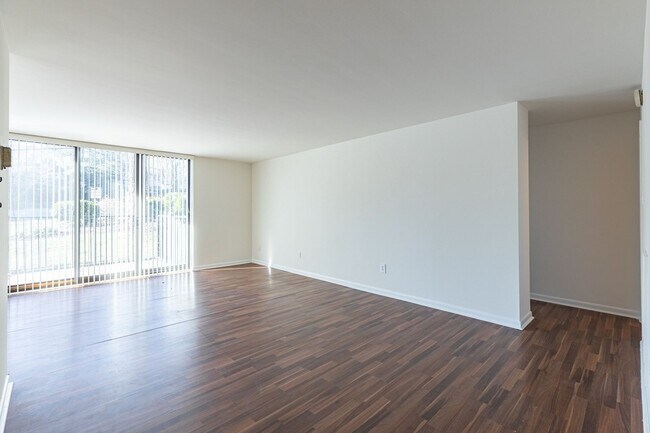 Building Photo - Charming garden-level 2-bedroom, 1-bath home