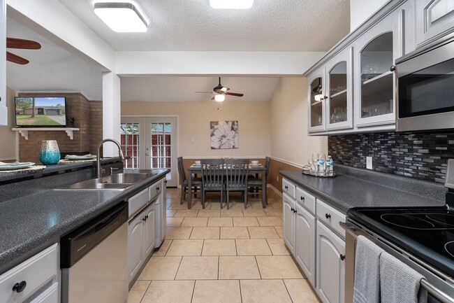Building Photo - Captivating 3-Bedroom Escape with Private Deck & HOA Pool Access in Grand Prairie!