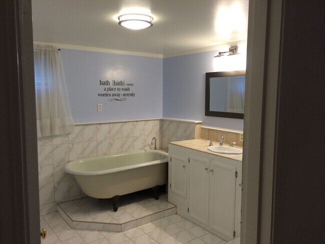 Building Photo - Charming 3 Bedroom 2 Bath Martinez Home w/...