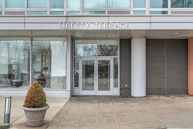 Building Photo - 25 Hudson St