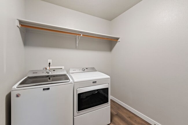 Building Photo - Upgraded 4 Bed 2.5 Bath Home