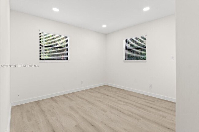 Building Photo - 328 SW 11th Ave
