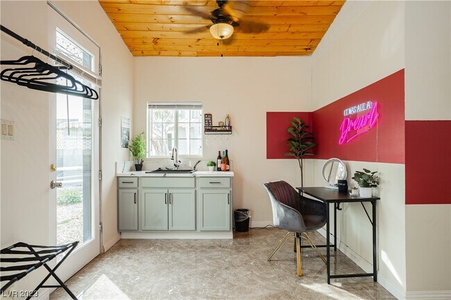 Building Photo - 2205 Santa Paula Dr