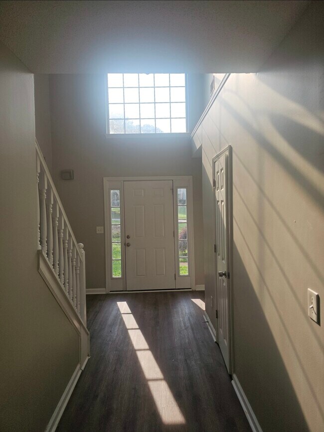 Building Photo - 670 Burtons Cove