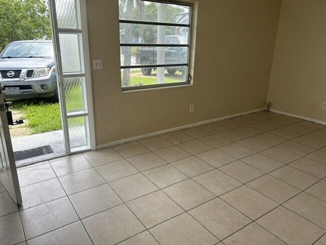 Building Photo - 2527 Cheval Dr