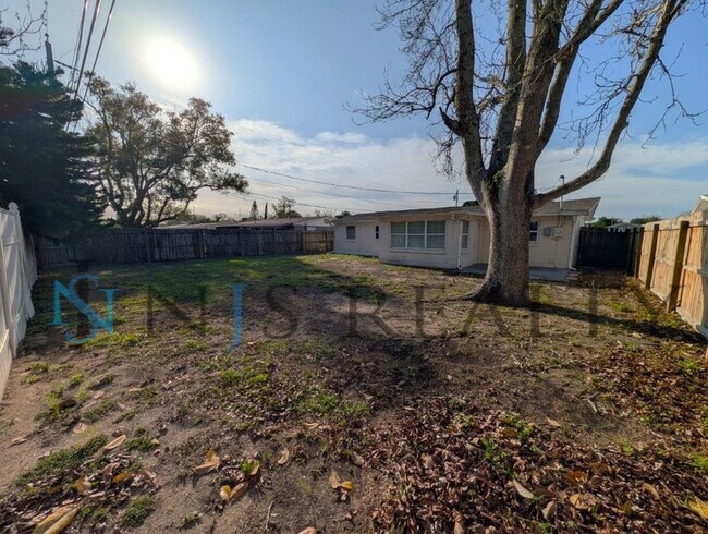 Building Photo - Fabulous 3/1/1 980 Sq. Ft. with NEW AC, NEW flooring, UPDATED kitchen & bath with GRANITE counter...