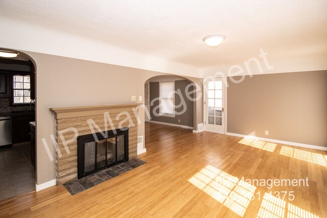 Building Photo - Charming 3-Bedroom Home for Rent in Euclid...