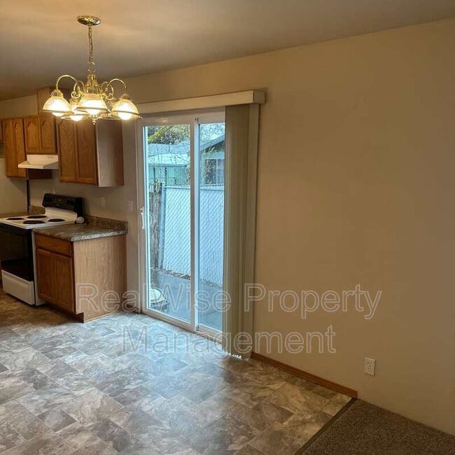 Building Photo - 228 SW Westholm Ave