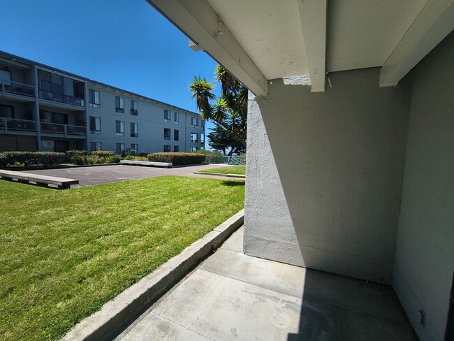 Building Photo - Bright and Sunny Studio With Water View For Rent at the Watergate Community In Emeryville, Ca!!!!