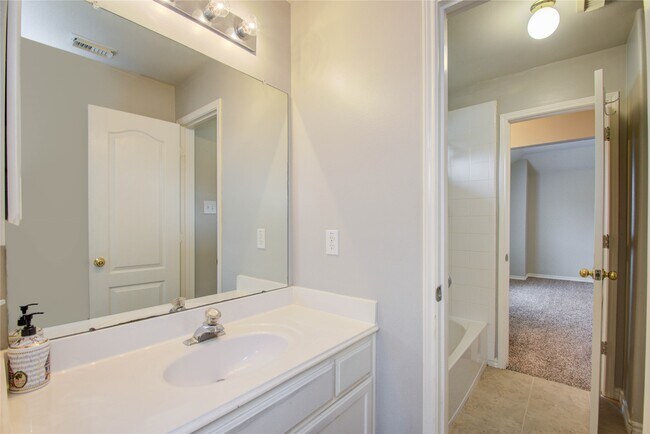 Building Photo - 411 Green Stone Ct