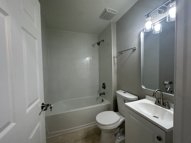 Building Photo - "Experience Cozy Elegance: Spacious 3-Bed,...